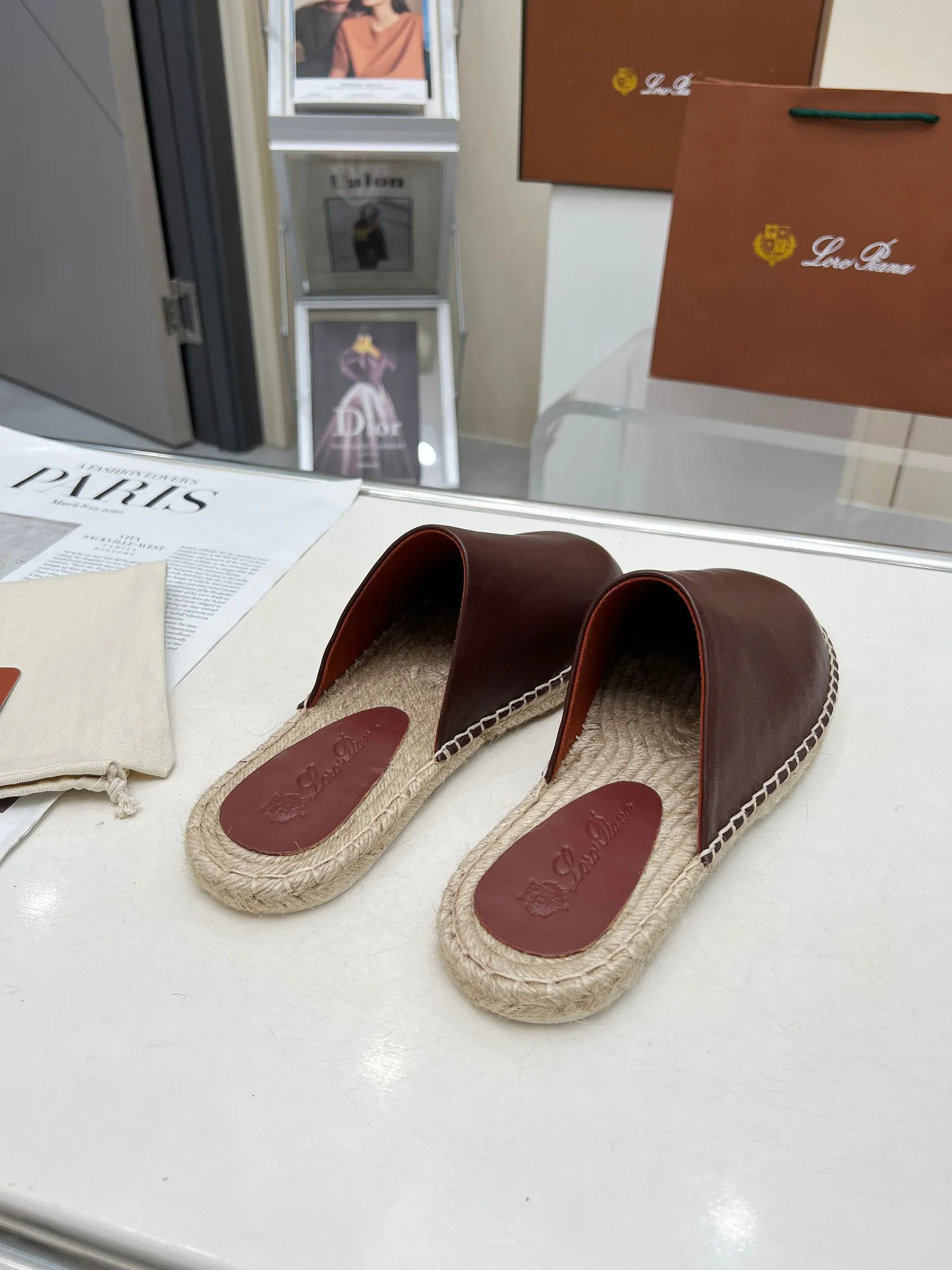 Men's men's shoes 💰520 🧚‍♂️.Loro Piana*👉Top genuine high-end fisherman's shoes and half-drag style👉Buy the original 1:1 copy💯💯💯 Founded the existing Loro Piana company on April 24, 1924. It is now the sixth generation of family business, providing high-quality products to customers who are discerning about taste and quality. ❤️Imported calfskin fabric. The lining is made of A-grade sweat-absorbent and breathable lining. 💯💯💯 Purely handmade. 💯Authentic packaging. Original one-to-one molded outsole. The favorite sandals of Middle Eastern tycoons. Code number: 39-46.
